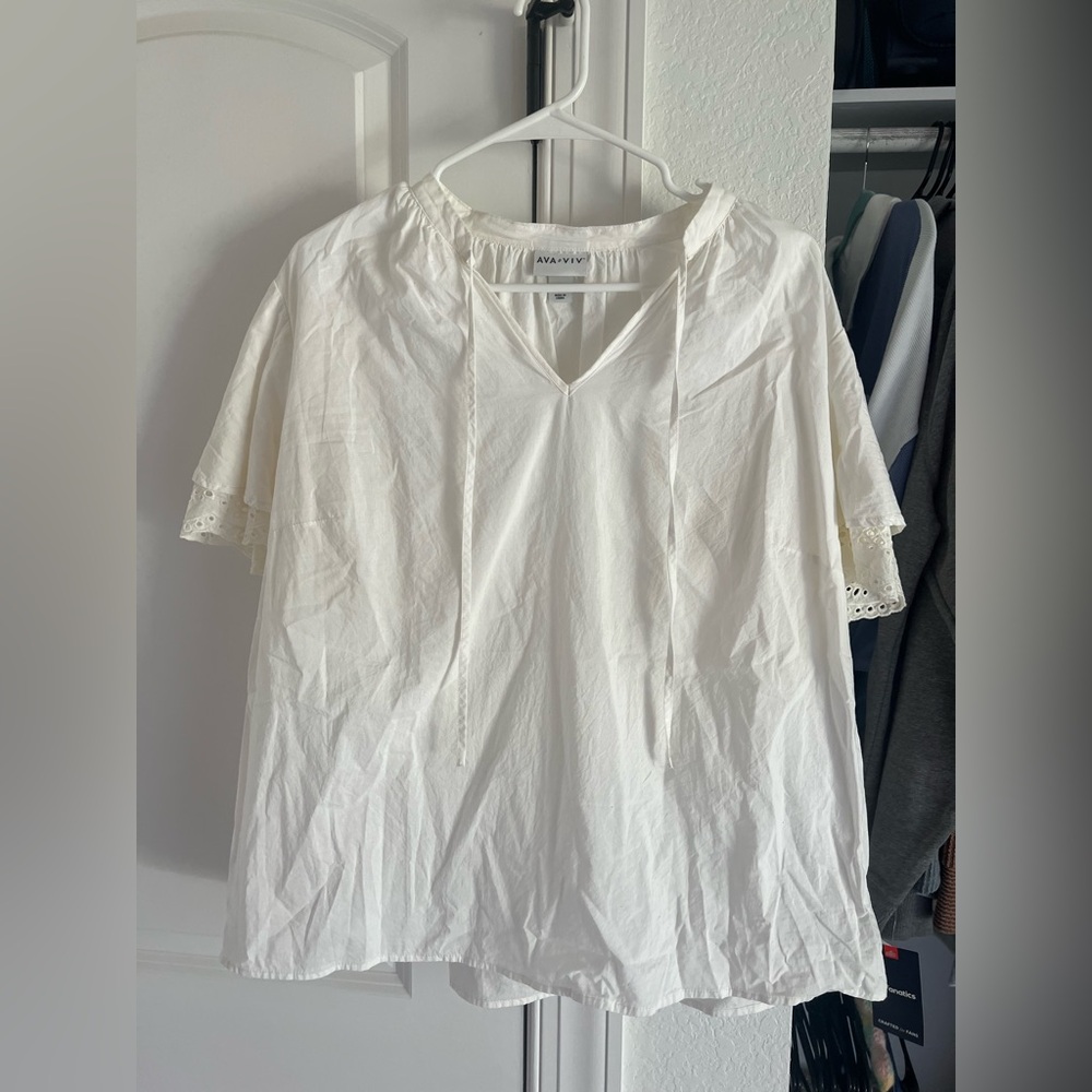 *NWOT* Ava and Viv Cream V-Neck Blouse
